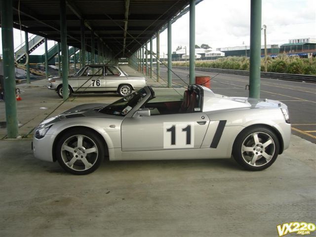 2.VX220 at Pukekohe Race Track 1 April 2007.jpg